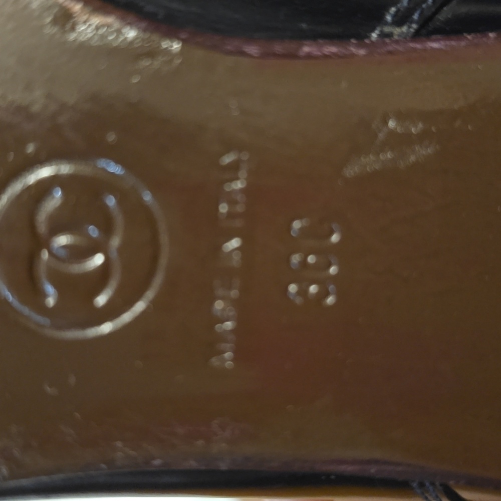 CHANEL black Leather Boots with 1 InterLocking CC logo - Picture 13 of 17